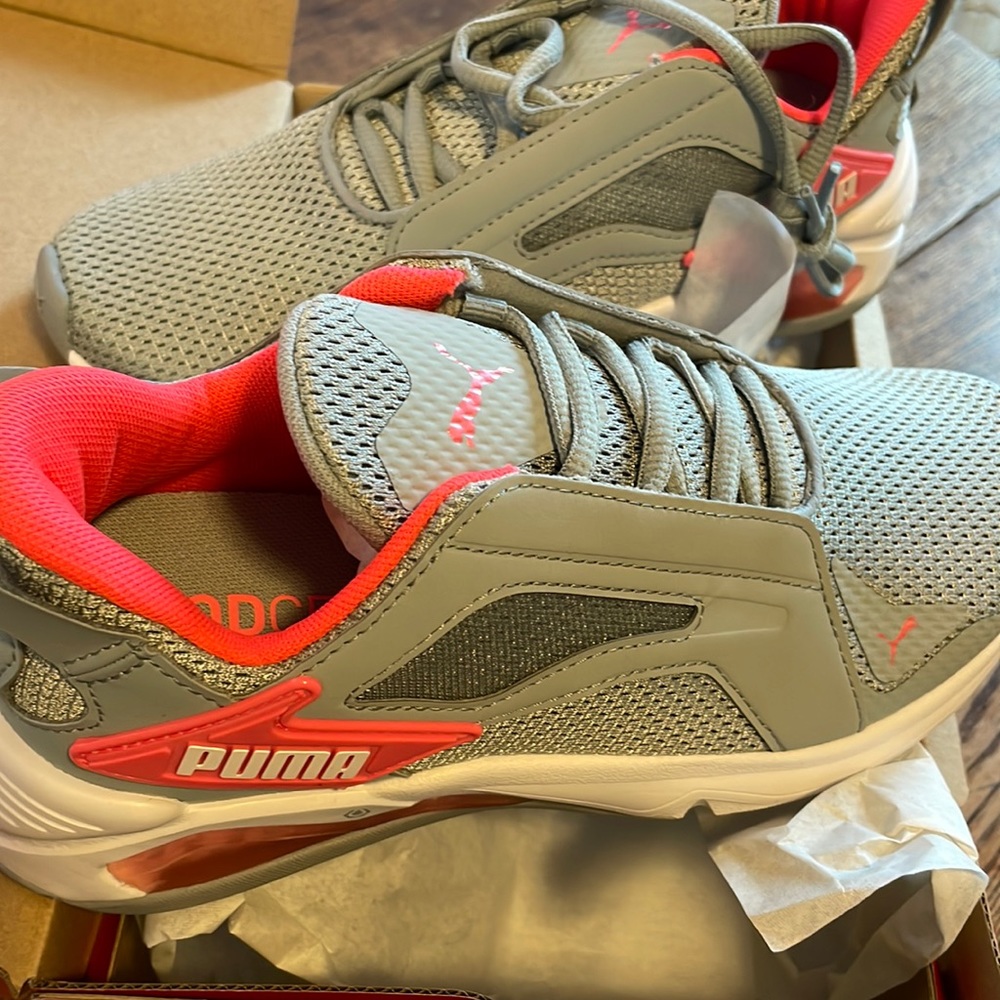 New Puma women’s LQDCELL METHOD shoes. Size 5.5 Grey and pink.